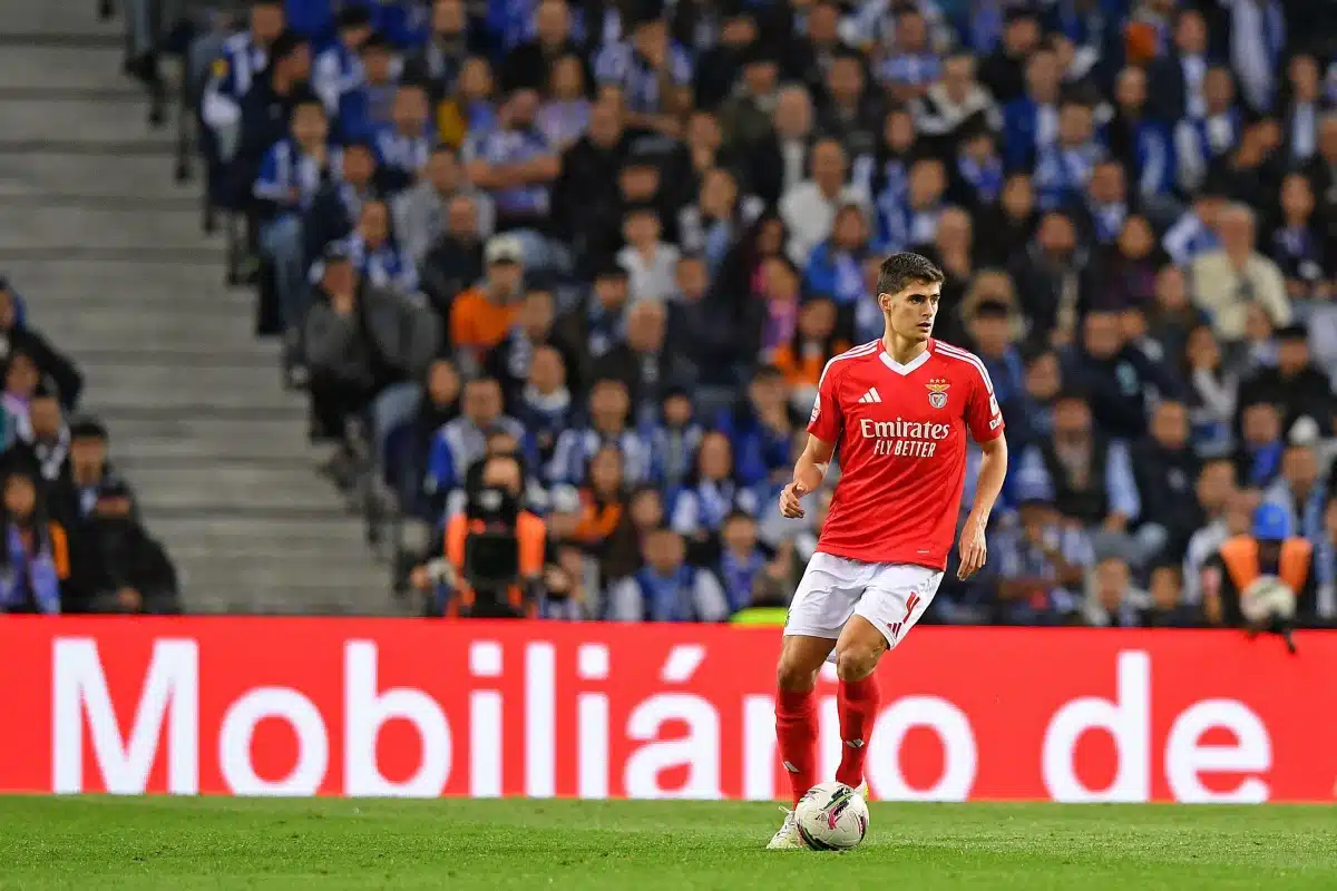 Alvaro Carreras de SL Benfica contrôle le ballon pendant le FC Porto contre SL Benfica