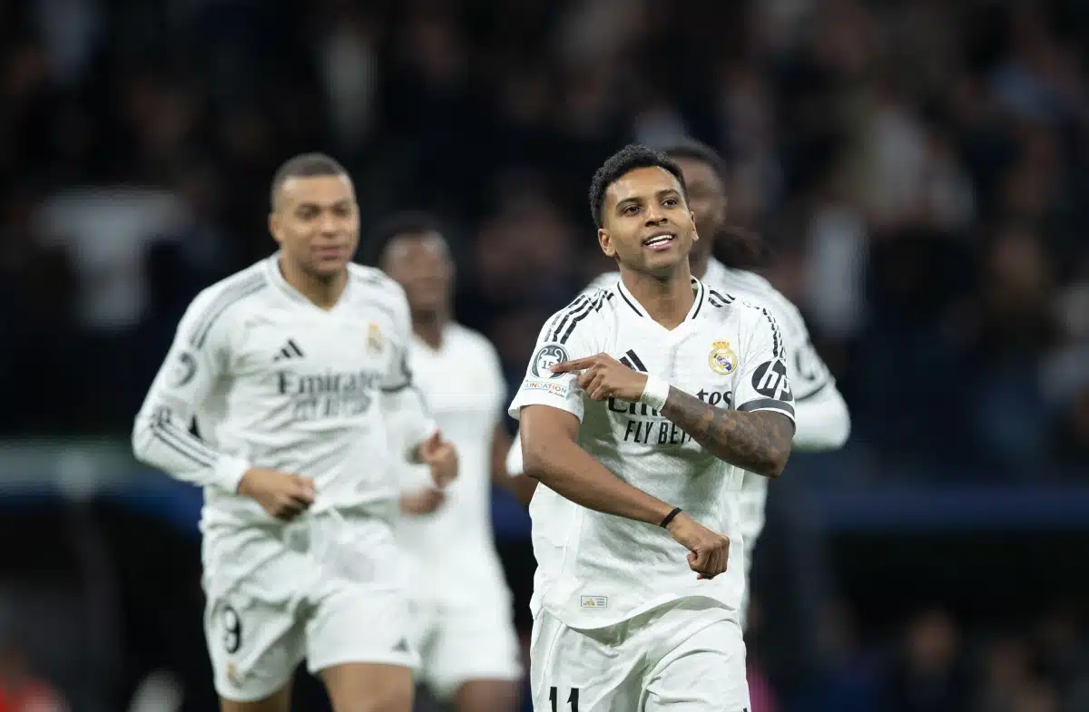 Rodrygo célèbre le premier but du Real Madrid lors du match aller des huitièmes de finale de la Ligue des champions entre le Real Madrid et l'Atlético de Madrid