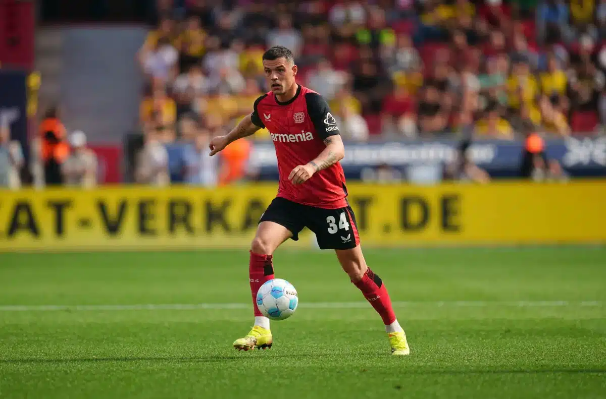 Granit Xhaka du Bayer Leverkusen contrôle le ballon lors d'un match de Bundesliga