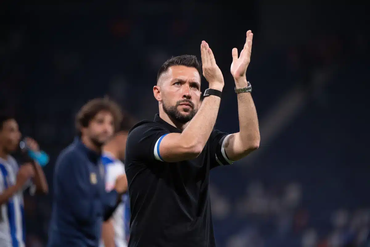 Francesco Farioli, entraîneur-chef du FC Porto, vu en train de remercier le soutien des fans lors du match de Liga Portugal Betclic 2025/26 entre le FC Porto et le Vitoria SC