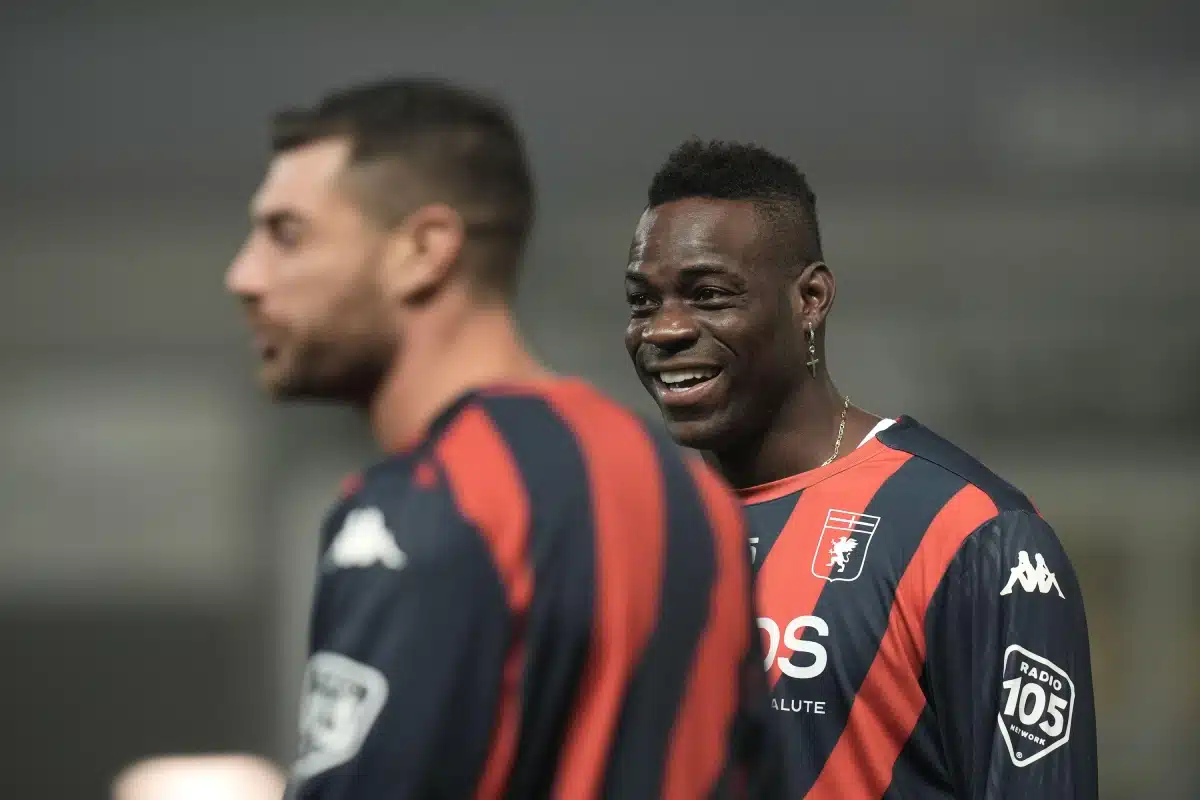 Mario Balotelli en action lors de l'échauffement de Gênes lors du match de Serie A Enilive 2024/2025