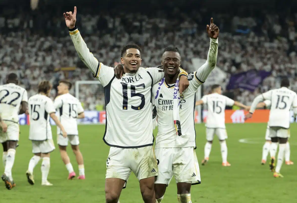 Jude Bellingham et Eduardo Camavinga du Real Madrid célèbrent la victoire après le match de football retour des demi-finales de la Ligue des champions de l'UEFA entre le Real Madrid et le Bayern Munich