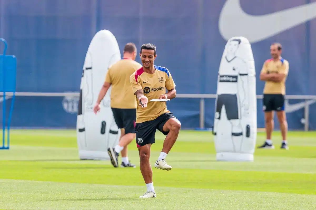Thiago Alcantara, assistant du FC Barcelone, lors d'une séance d'entraînement avant la Ligue espagnole, 2024