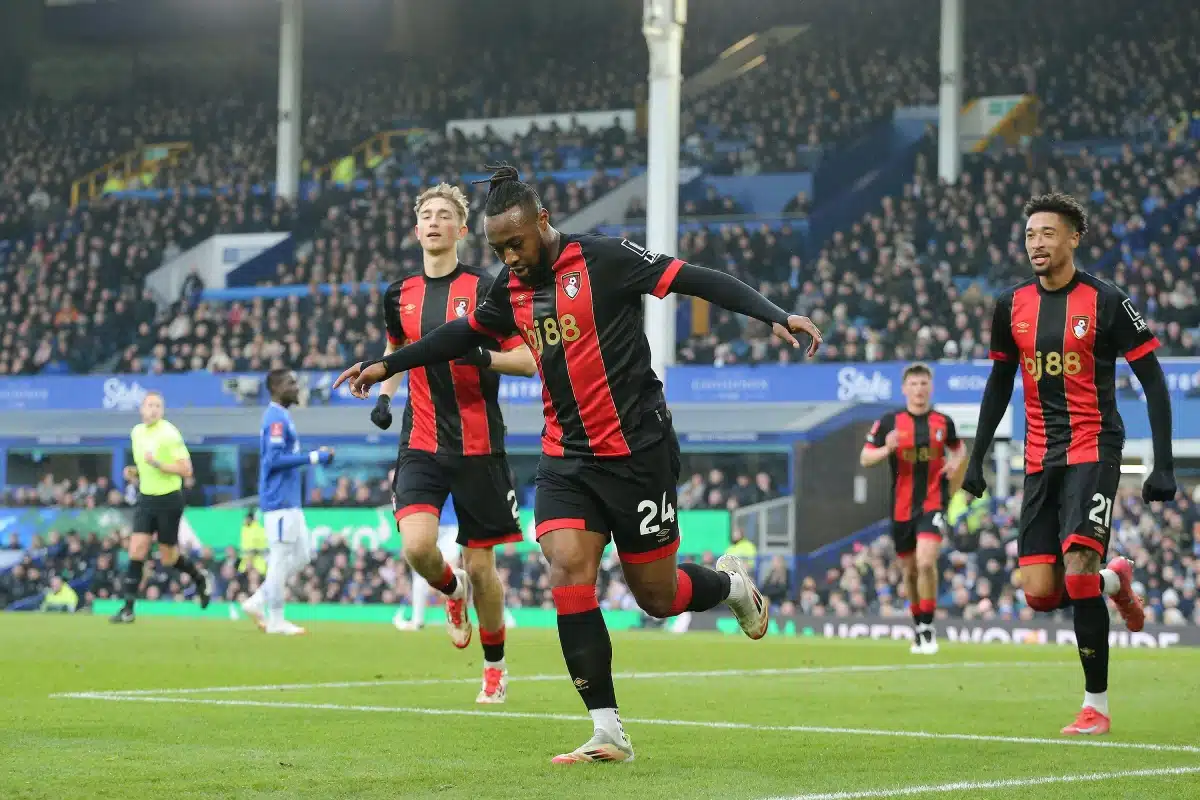 Antoine Semenyo de Bournemouth célèbre avec ses coéquipiers, 2025