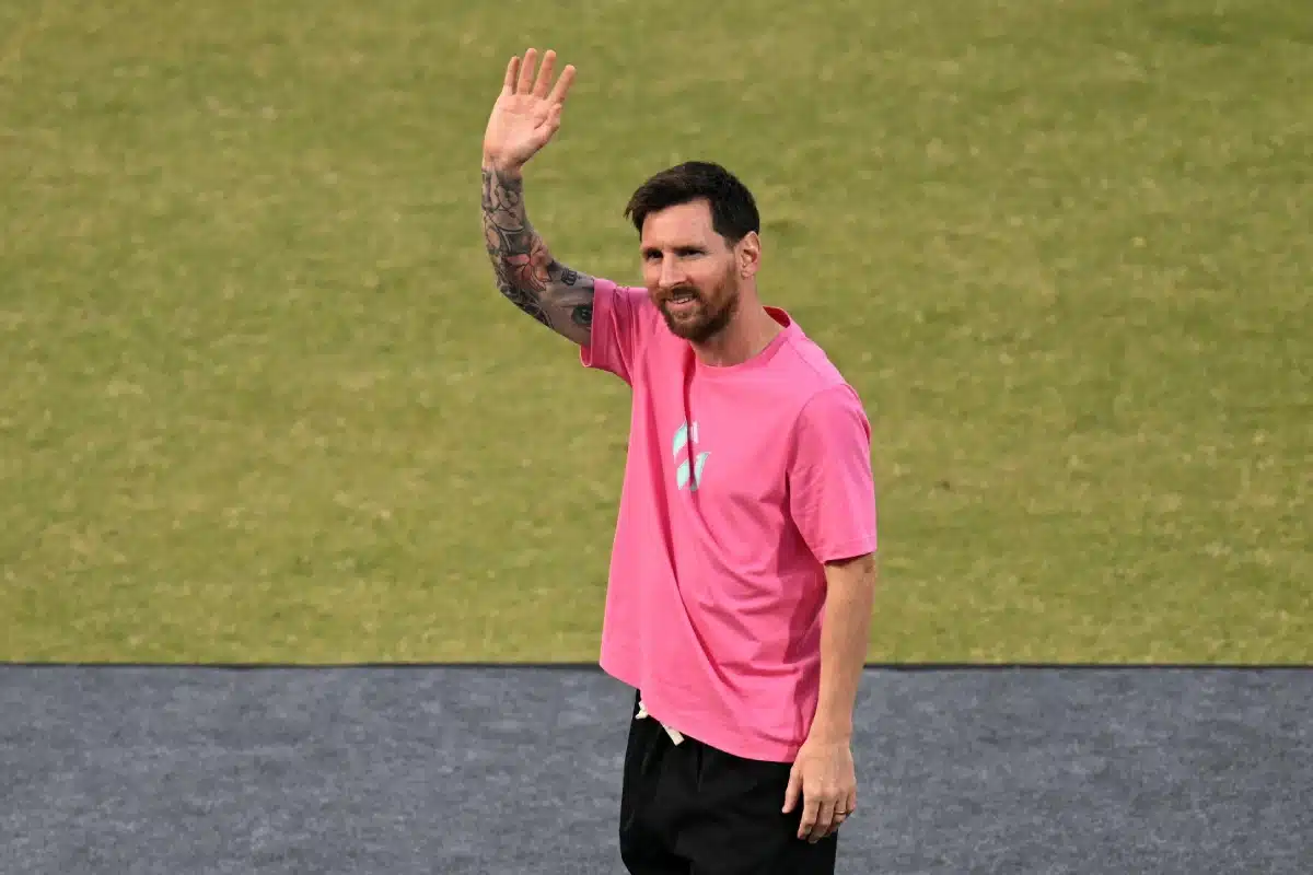 Lionel Messi, star du football argentin, salue ses fans, 2025